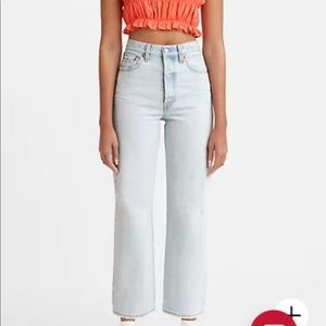 Levi’s Ribcage Straight Ankle Jeans in Light Wash